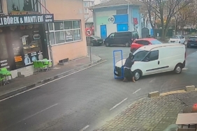 Aracın yayaya çarptığı anlar kameraya yansıdı