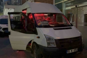 Aracında silahlı saldırıya uğrayan dolmuş şoförü hastanelik oldu