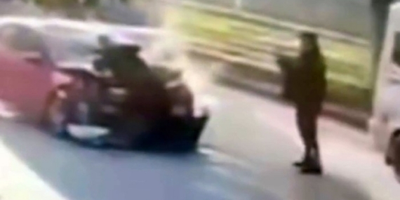 Araçla çarparak yaraladığı polis memurunun fotoğrafını çekip kayıplara karıştı