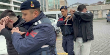 Araçlarında uyuşturucuyla yakalanan 2 kişi tutuklandı