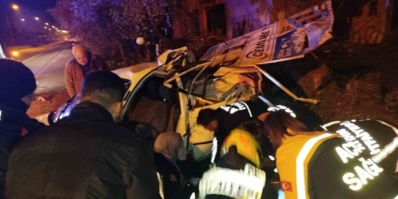 Araçta sıkışan sürücüyü itfaiye ekipleri kurtardı