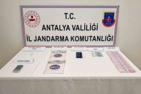 Araçta yapılan aramada 1 kilo 185 gram metamfetamin ele geçirdi