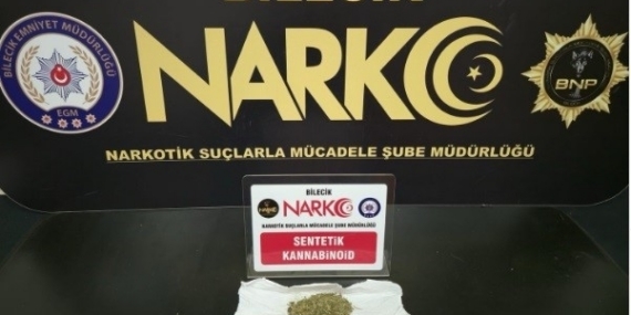 Aranan şahıs üzerinde uyuşturucuyla yakalandı