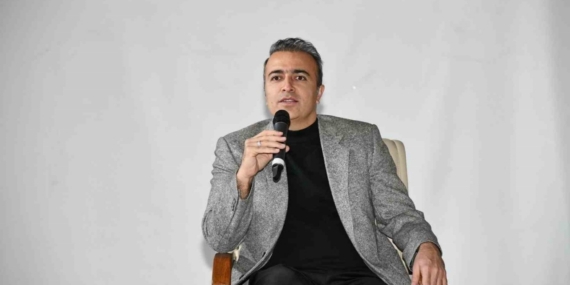 Ardahan Valisi Hayrettin Çiçek, "Kariyer Günleri" etkinliğinde öğrencilerle bir araya geldi