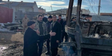 Ardahan’da korkutan yangın: Traktör, ot balyaları ve 10 ton tahıl küle döndü