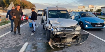 Arızalanan park halindeki otomobile hafif ticari araç çarptı: 2 yaralı