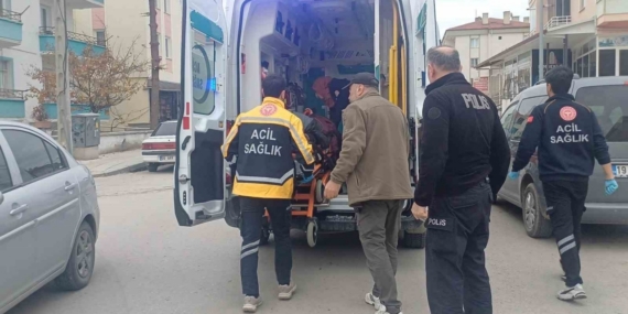 Arkadaşıyla şakalaşırken bıçağın üzerine düşen genç yaralandı