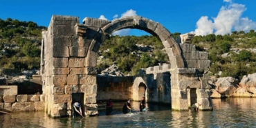 Arkeologların çamur ve suyun içinde bin 850 yıllık antik havuzu gün yüzüne çıkarma çabası