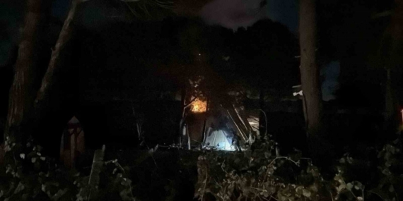 Arnavutköy Terkos’ta boşaltılan bungalov evler alev alev yandı