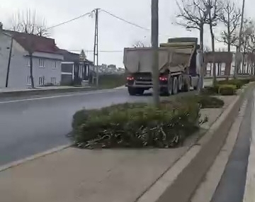 Arnavutköy’de hafriyat kamyonu ters yöne girerek süratle ilerledi