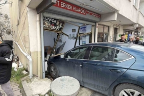 Arnavutköy’de ilginç kaza: Traş olan müşteri ve berbere otomobil çarptı