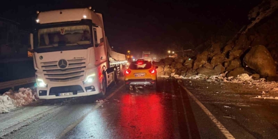 Artvin’de heyelan: Borçka-Hopa karayolu ulaşıma kapandı