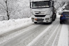 Artvin’de karla kaplanan yol kazaları beraberinde getirdi