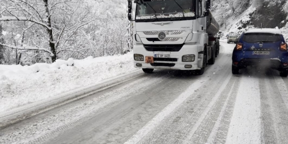 Artvin’de karla kaplanan yol kazaları beraberinde getirdi