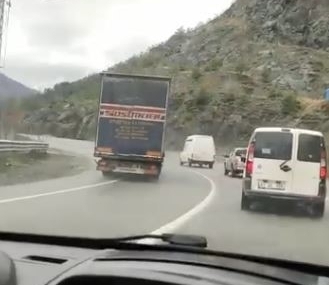 Artvin’de tır şoförünün virajda 5 aracı sollaması faciaya davetiye çıkardı