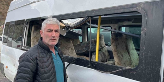 Artvin’de üzerlerine kaya yağan minibüs şoför yaşadıkları korku dolu anları anlattı