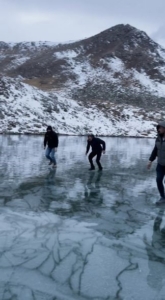 Artvinli gençler buz tutan Karagöl’de taş atıp test ettiler, sonra eğlendiler