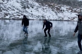 Artvinli gençler buz tutan Karagöl’de taş atıp test ettiler, sonra eğlendiler
