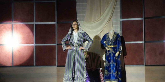 Asırlar önce kadınların giydiği kıyafetler defilede sergilendi