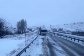Aşkale tepebaşı mevkiinde kayan tırlar yolu kapattı