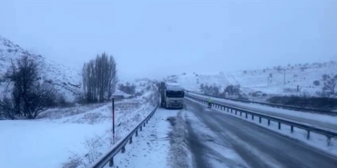 Aşkale tepebaşı mevkiinde kayan tırlar yolu kapattı