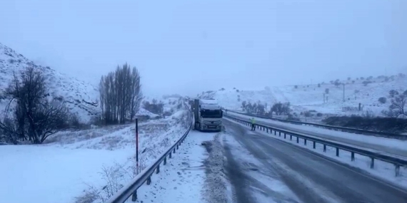 Aşkale tepebaşı mevkiinde kayan tırlar yolu kapattı