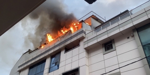 Ataşehir’de otel yangını: Çatı katı alevlere teslim oldu