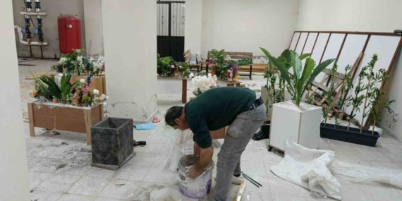 Atık malzemelerle okulu süslüyor