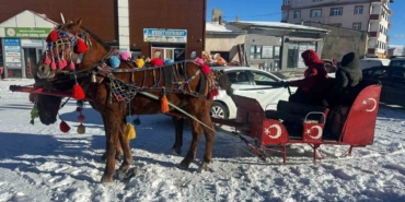 Atlı kızaklar donan göl için hazırlandı