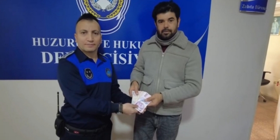 ATM’de unutulan 5 bin TL sahibine teslim edildi