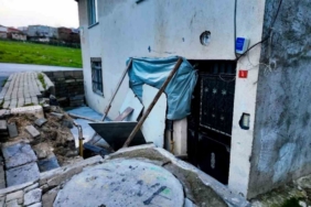 Avcılar’da faciadan kıl payı dönüldü: El frenini çekmeyi unutunca panelvan araç daireye daldı