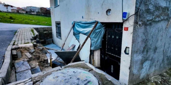 Avcılar’da faciadan kıl payı dönüldü: El frenini çekmeyi unutunca panelvan araç daireye daldı