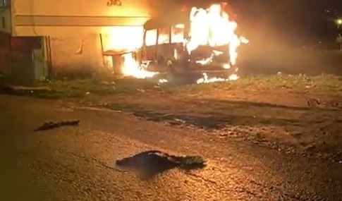 Avcılar’da minibüs alev alev yandı