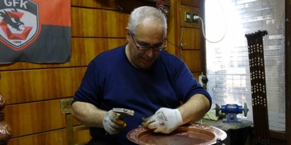 Baba mesleği bakırcılığı 40 yıldır aynı dükkanda sürdürüyor