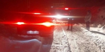 Bağ evine gitmek isterken mahsur kalan 2 şahsın yardımına polis yetişti