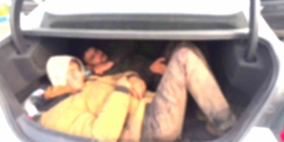 Bagajına 2 kişiyi sığdırdığı otomobilde 8 göçmeni kaçırırken yakalandı