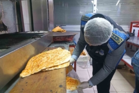 Baharatın içine bozulmasın diye bırakılan çiğ et, zabıta ekiplerini şaşırttı