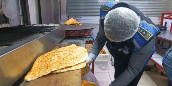 Baharatın içine bozulmasın diye bırakılan çiğ et, zabıta ekiplerini şaşırttı