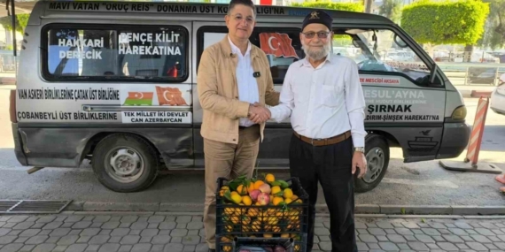 Bahçesini don vuran ’Elmacı Dede’, Hatay’dan yüklediği mandalinaları Mehmetçiğe götürmek için yola çıktı