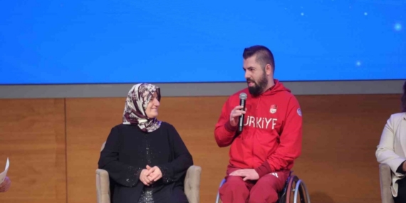 Bakan Bak şampiyon sporcuların anneleri ile bir araya geldi