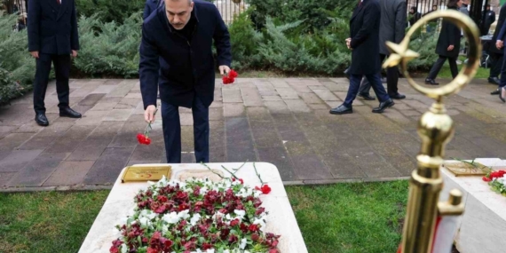 Bakan Fidan, 16.Büyükelçiler Konferansı öncesi Dışişleri Şehitliği’ni ziyaret etti
