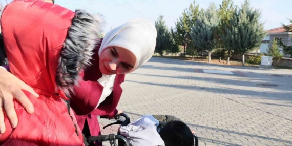 Bakan Göktaş, Ankara’da kardeşleriyle birlikte devlet korumasına alınan Adnan’ı ziyaret etti