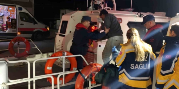 Balıkçı teknesinde yaralanan vatandaşa Sahil Güvenlikten tıbbi tahliye