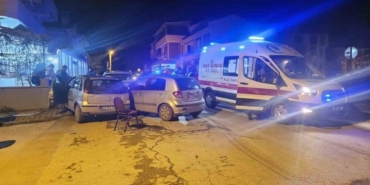 Balıkesir’de kavşakta 3 araç kaza yaptı