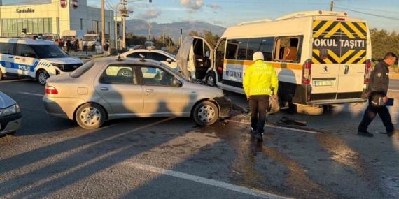 Balıkesir’de öğrenci servisi ile otomobil çarpıştı: 7 yaralı