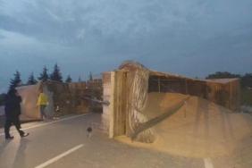 Bandırma-Susurluk karayolunda TIR devrildi: Yol bir süre trafiğe kapandı