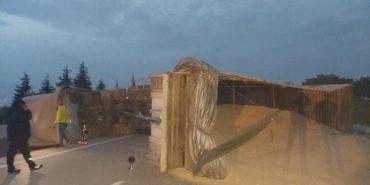 Bandırma-Susurluk karayolunda TIR devrildi: Yol bir süre trafiğe kapandı