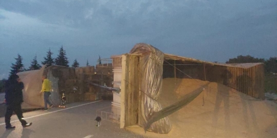 Bandırma-Susurluk karayolunda TIR devrildi: Yol bir süre trafiğe kapandı