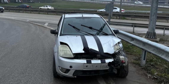 Bariyere çarpan otomobildeki 2 kişi yaralandı