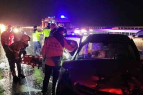 Bariyere vurup savrulan araca çarptı: 4 yaralı